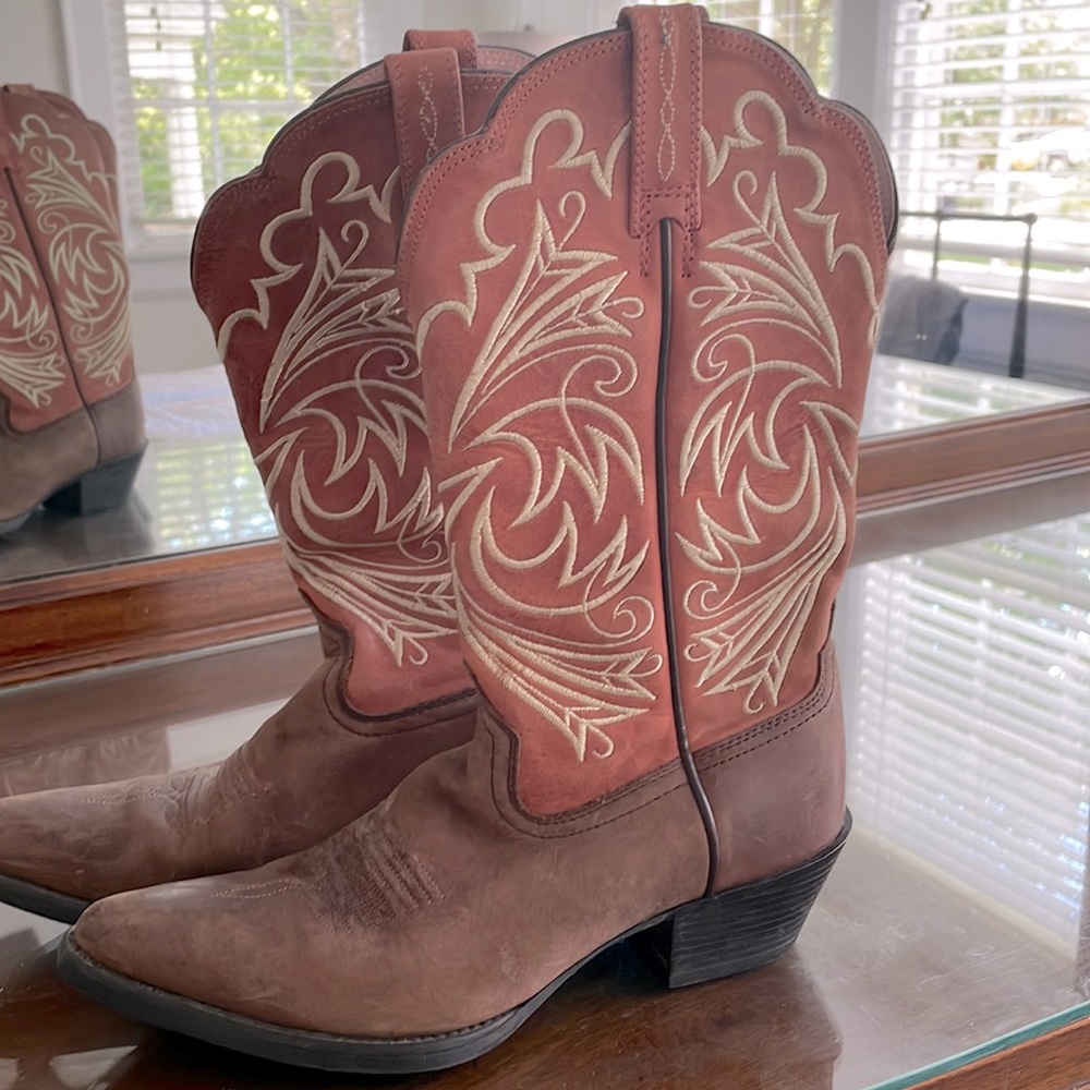 Ariat size 6. Worn once!